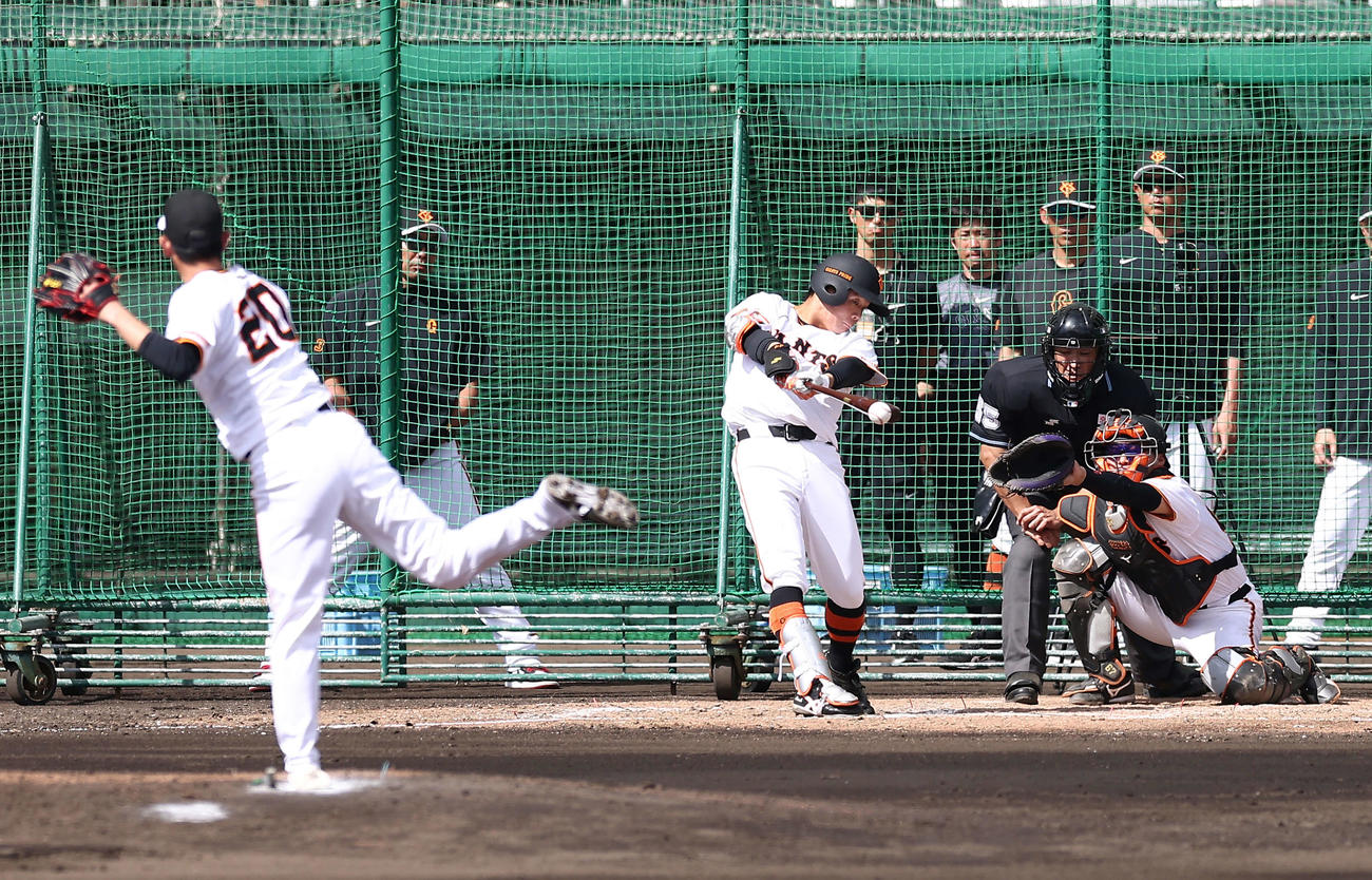 シート打撃で右前打を放つ巨人佐々木。投手戸郷（撮影・河田真司）