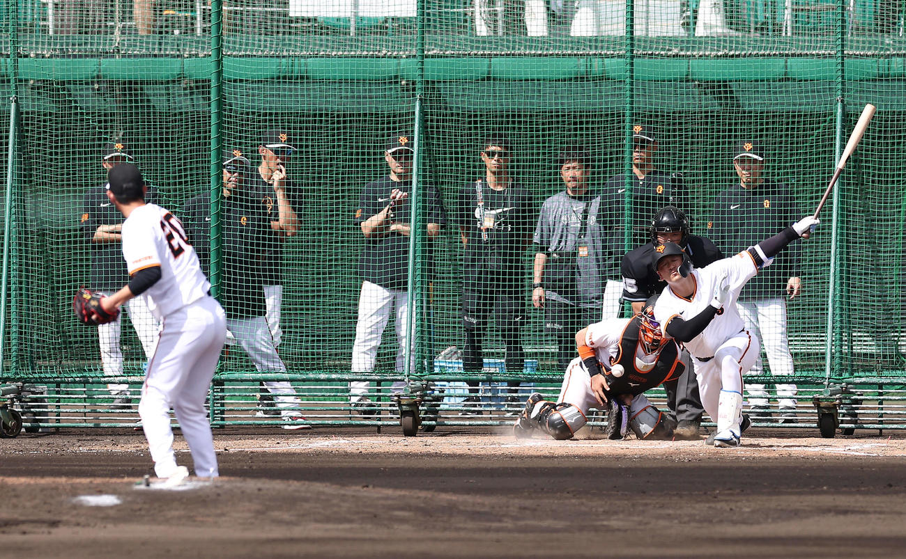 シート打撃で岸田行倫を空振り三振に仕留める巨人戸郷（撮影・河田真司）