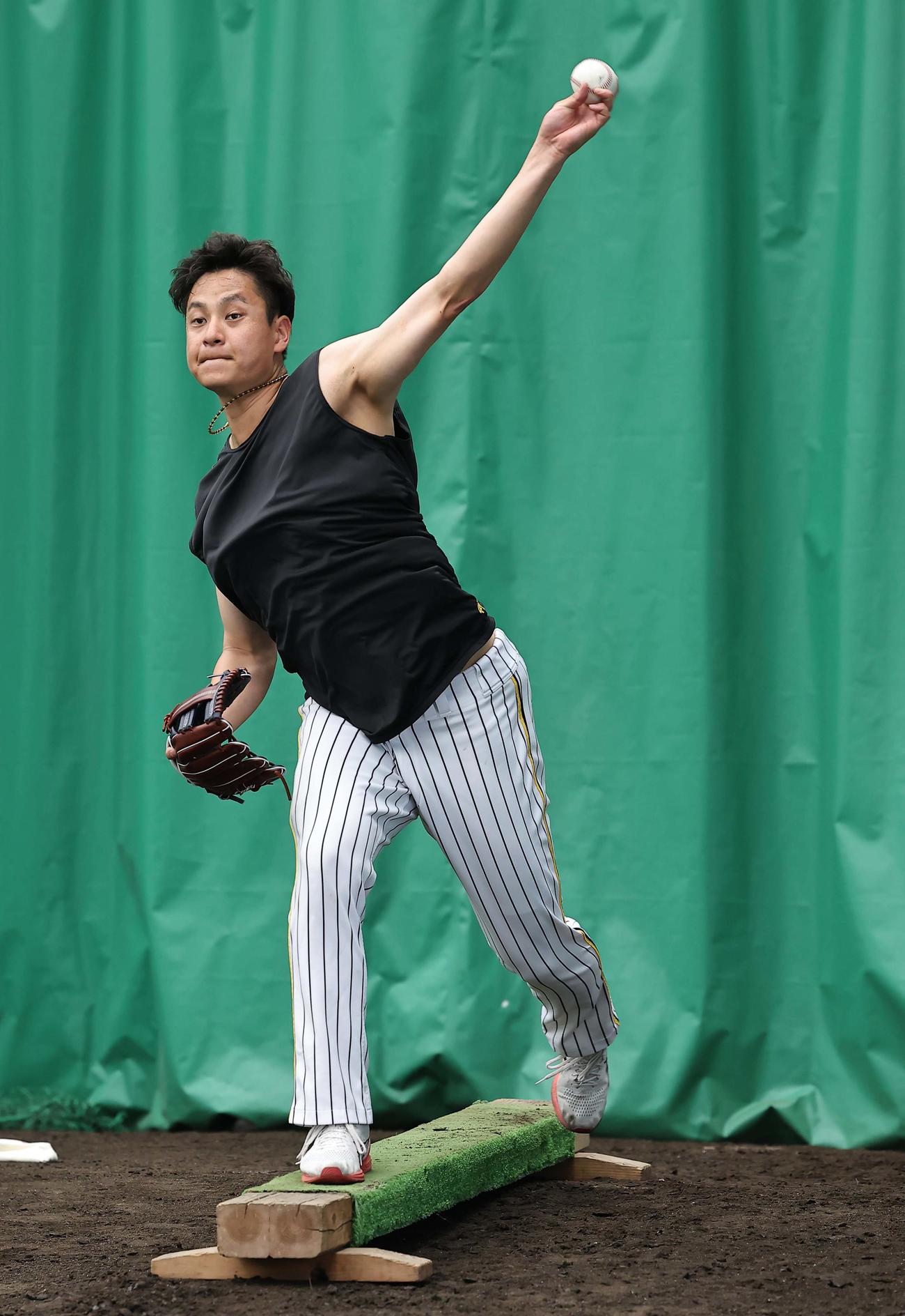 平均台でバランスをとりながら投球する大竹（撮影・上田博志）