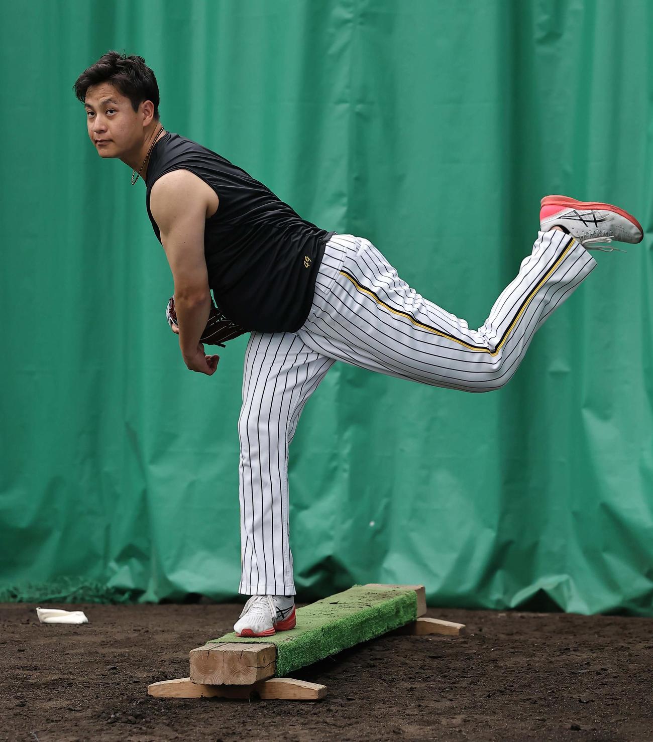 平均台でバランスをとりながら投球する大竹（撮影・上田博志）