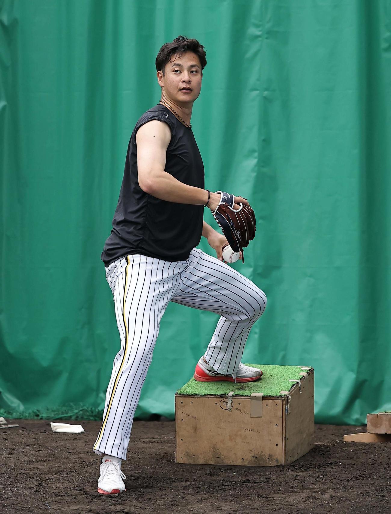 台を使って投球練習をする大竹（撮影・上田博志）