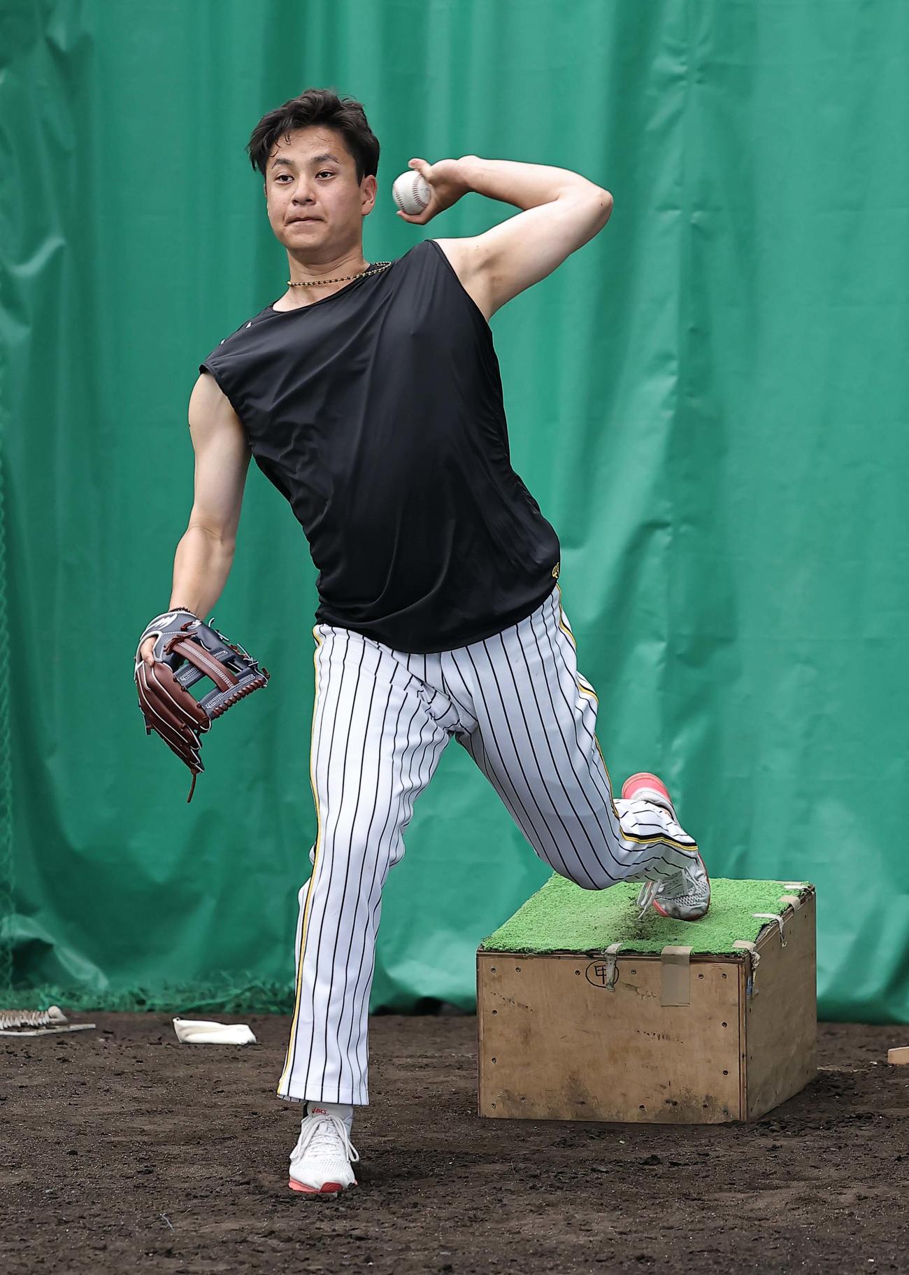 台を使って投球練習をする大竹（撮影・上田博志）
