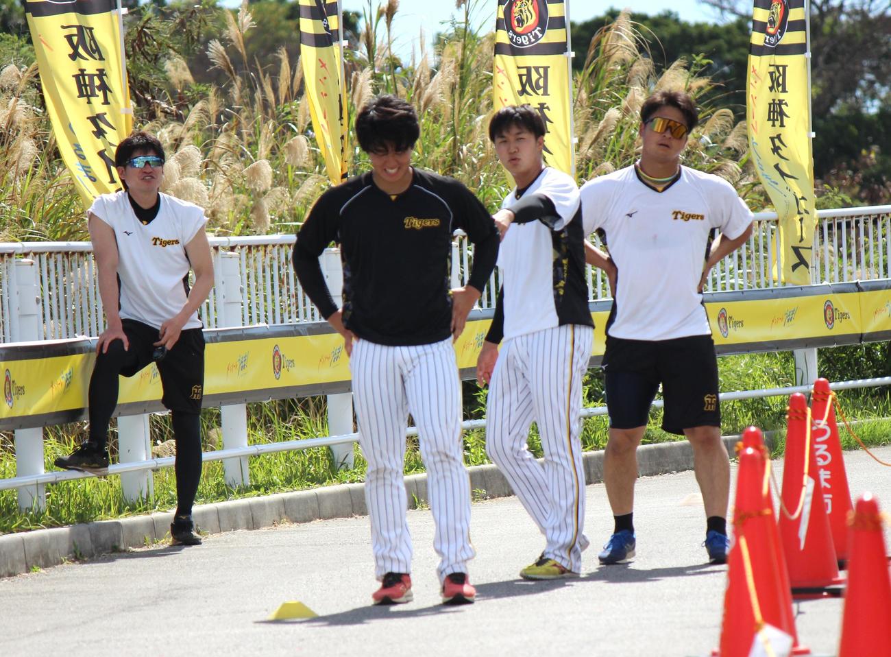 2軍キャンプで坂道ダッシュを繰り返す阪神新人の左から石黒佑弥、津田淳哉、松原快（撮影・柏原誠）