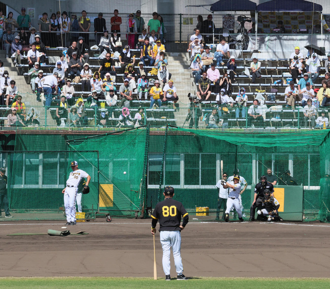 打撃投手で登板し前川と対戦するゲラは投手強襲の当たりを受け思わずジャンプする。中央は岡田監督（撮影・加藤哉）