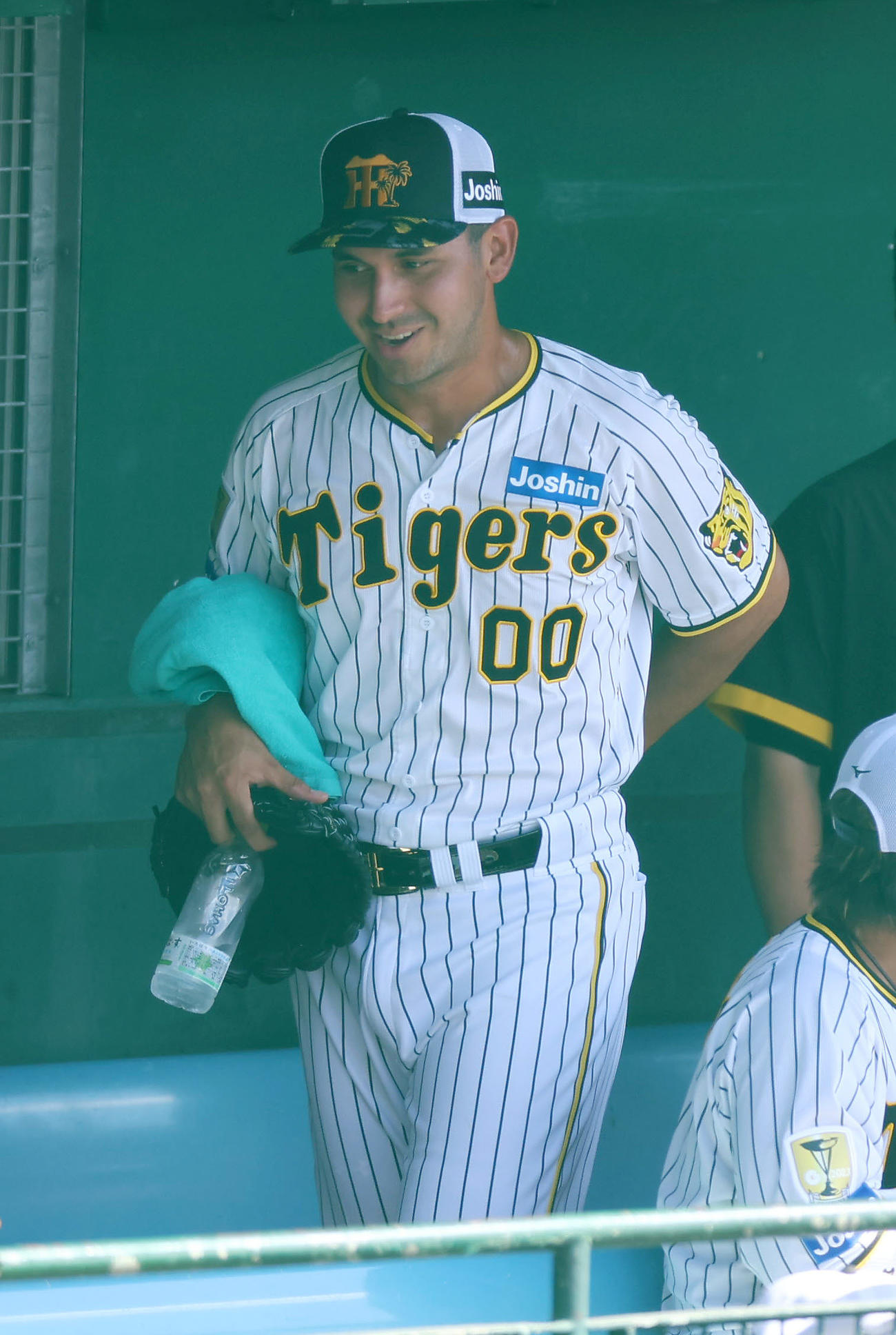 フリー打撃での登板を終え、笑顔を見せながら引き揚げる阪神ゲラ（撮影・前田充）