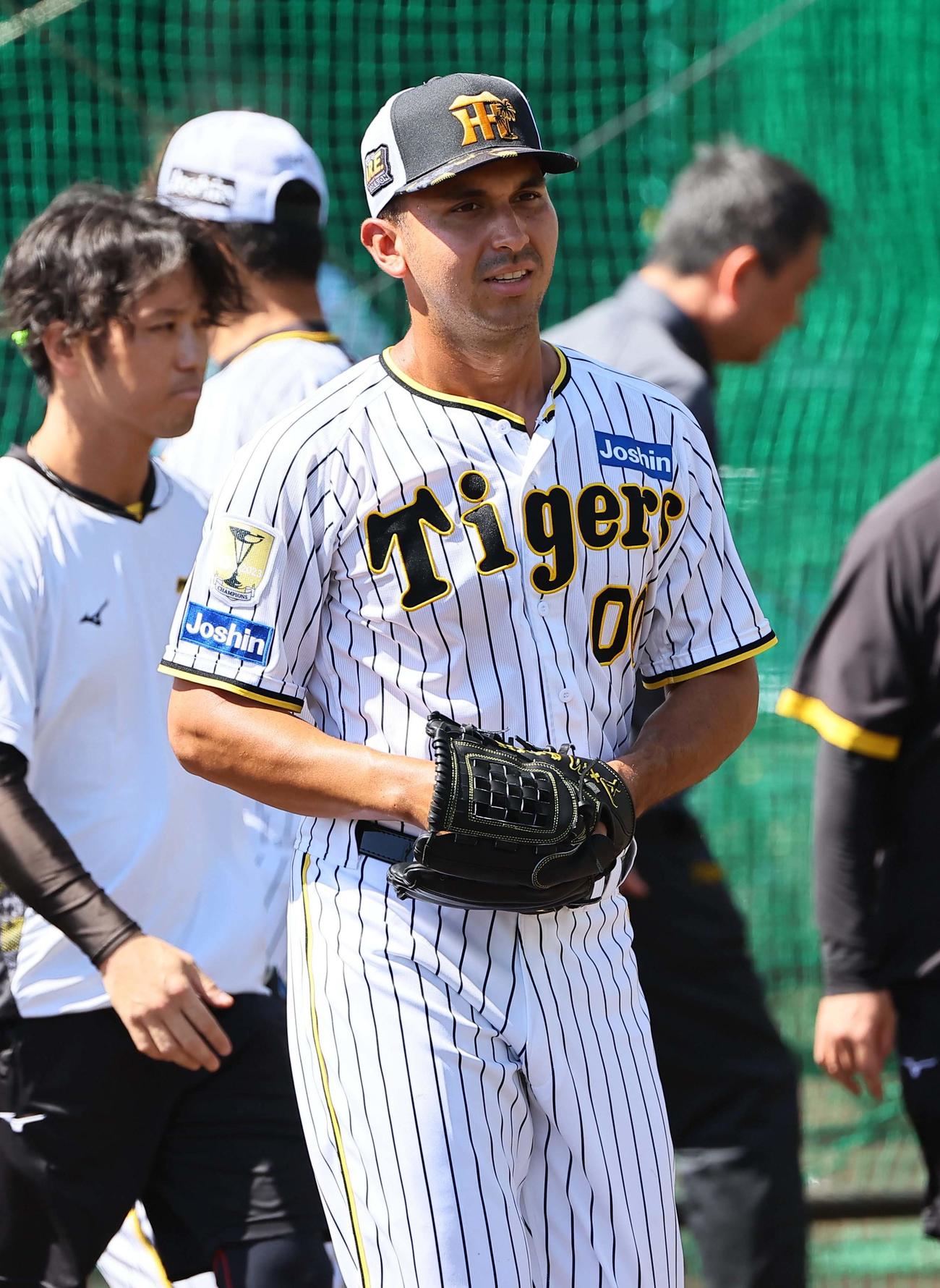 ライブBPを終えベンチに引き揚げるゲラ（撮影・上田博志）