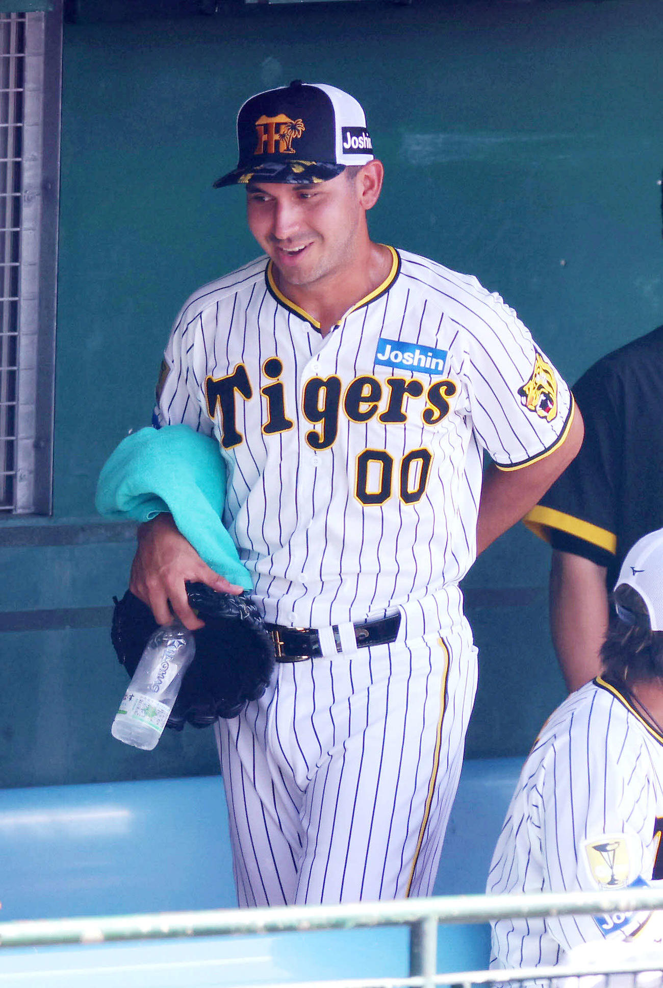 フリー打撃での登板を終え、笑顔を見せながら引き揚げる阪神ゲラ（撮影・前田充）