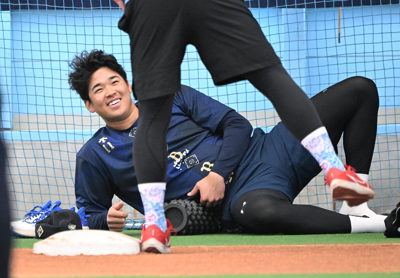 笑顔でウオームアップするオリックス山下（撮影・和賀正仁）