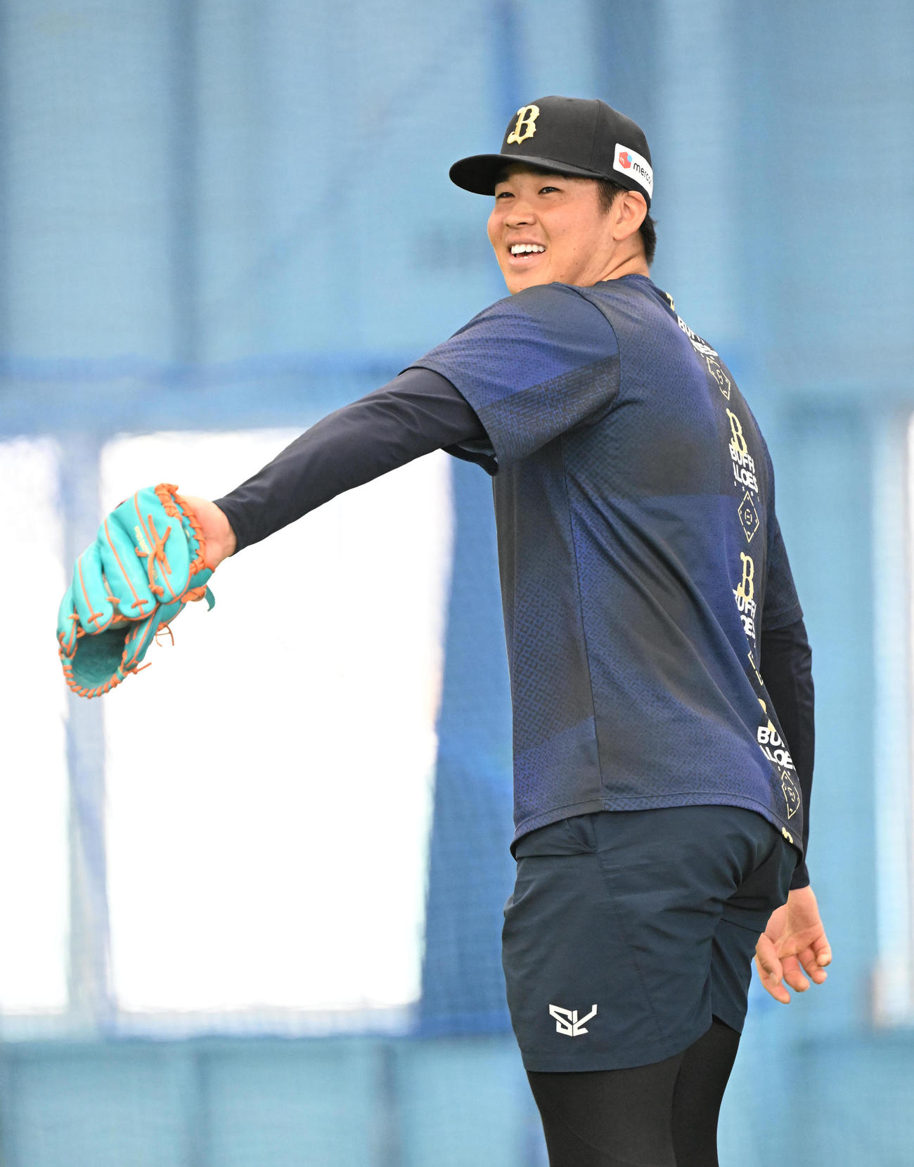 笑顔でキャッチボールするオリックス山下（撮影・和賀正仁）