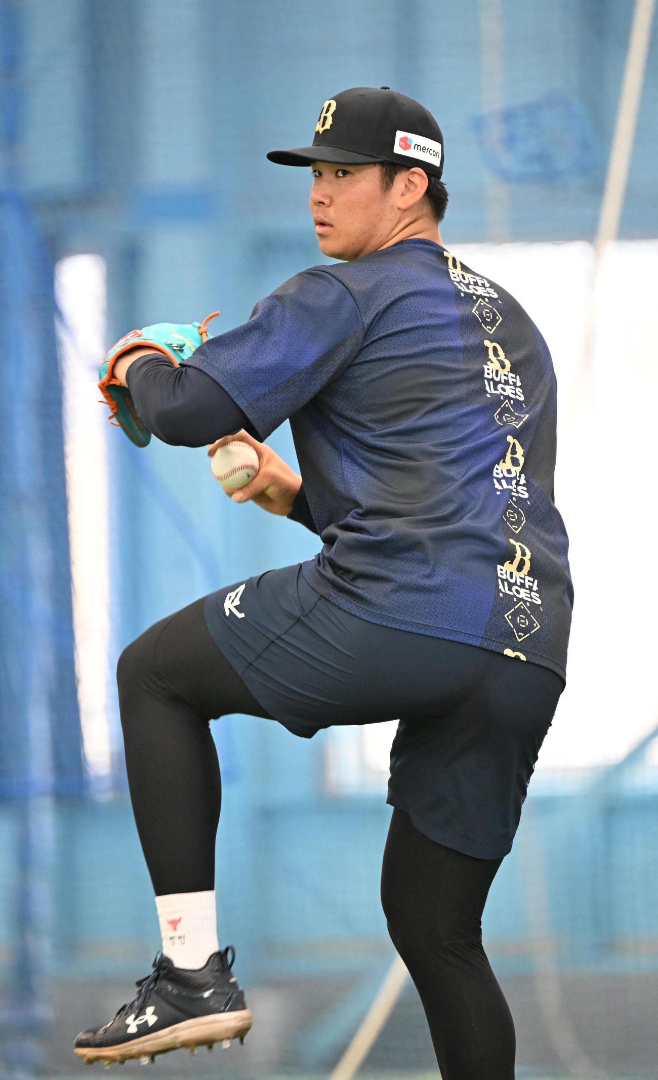 休日を返上しキャッチボールするオリックス山下（撮影・和賀正仁）