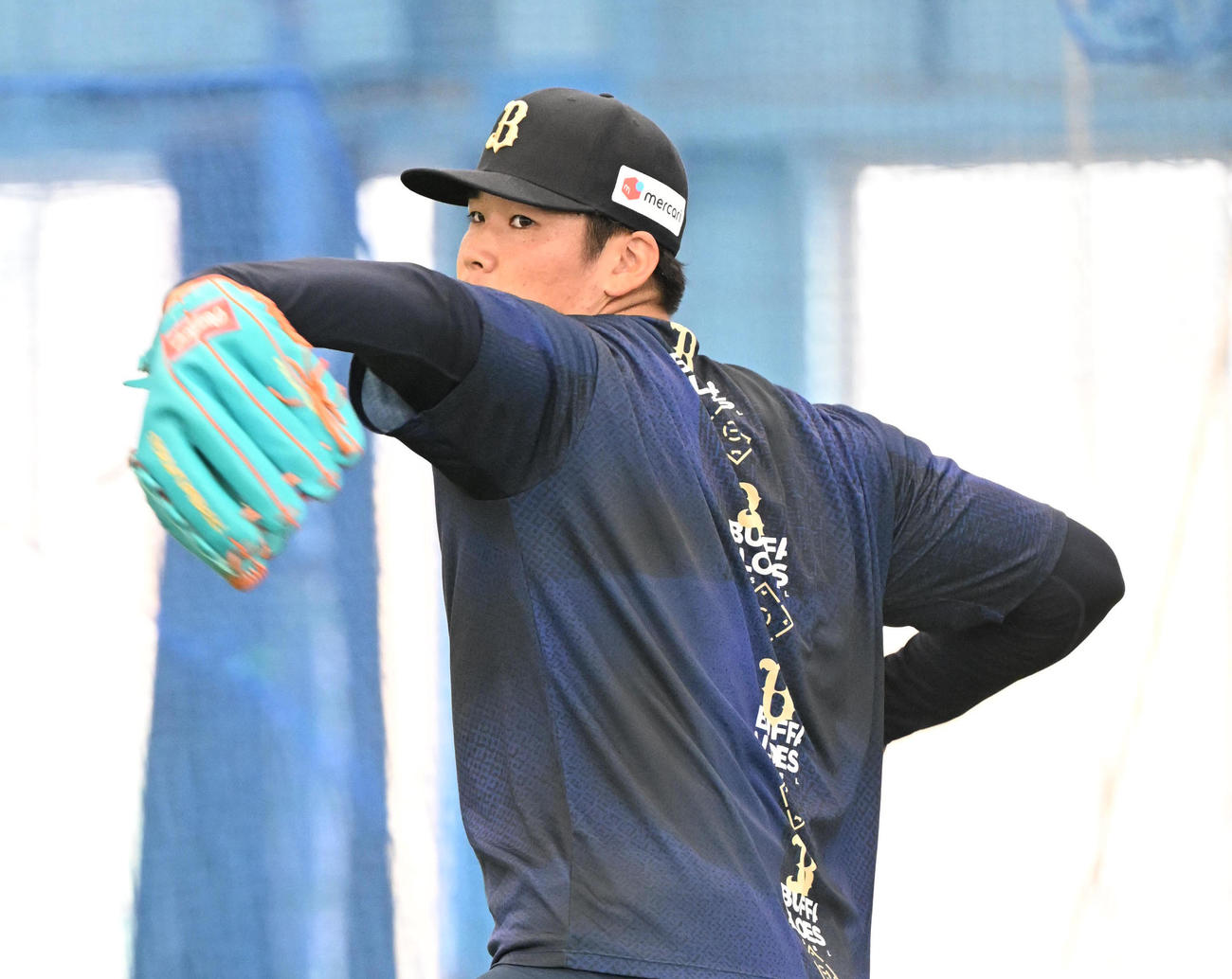休日を返上しキャッチボールするオリックス山下（撮影・和賀正仁）