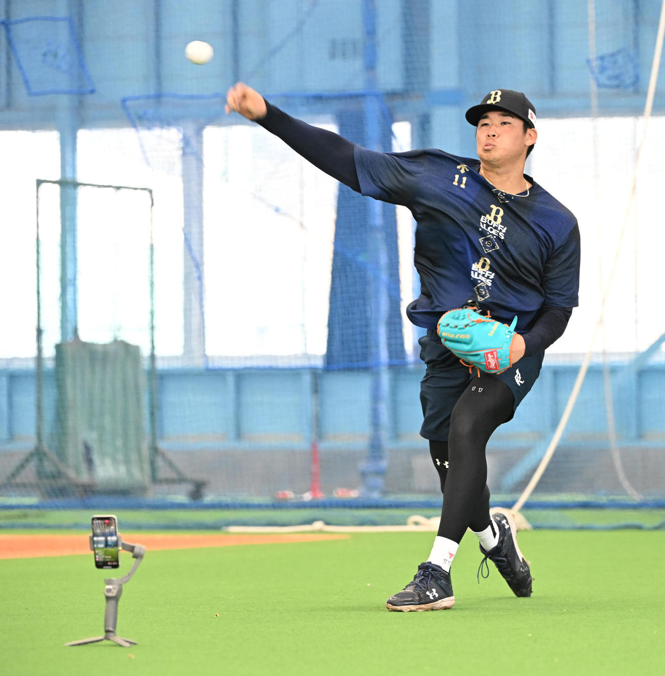 球団が撮影するスマホを前にキャッチボールするオリックス山下（撮影・和賀正仁）