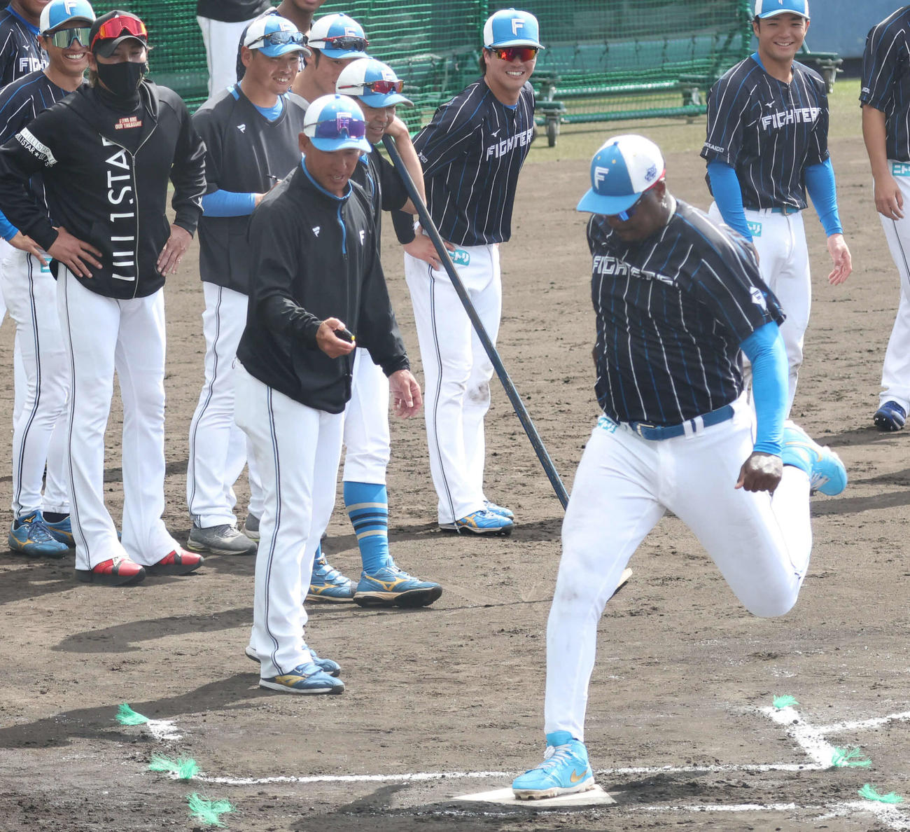 日本ハム・レイエスの走塁タイム測定を見守る日本ハム新庄監督（左から5人目）ら選手たち（撮影・佐藤翔太）