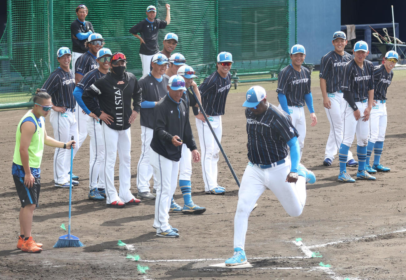 日本ハム・レイエスの走塁タイム測定を見守る新庄監督（左から5人目）と選手たち（撮影・佐藤翔太）
