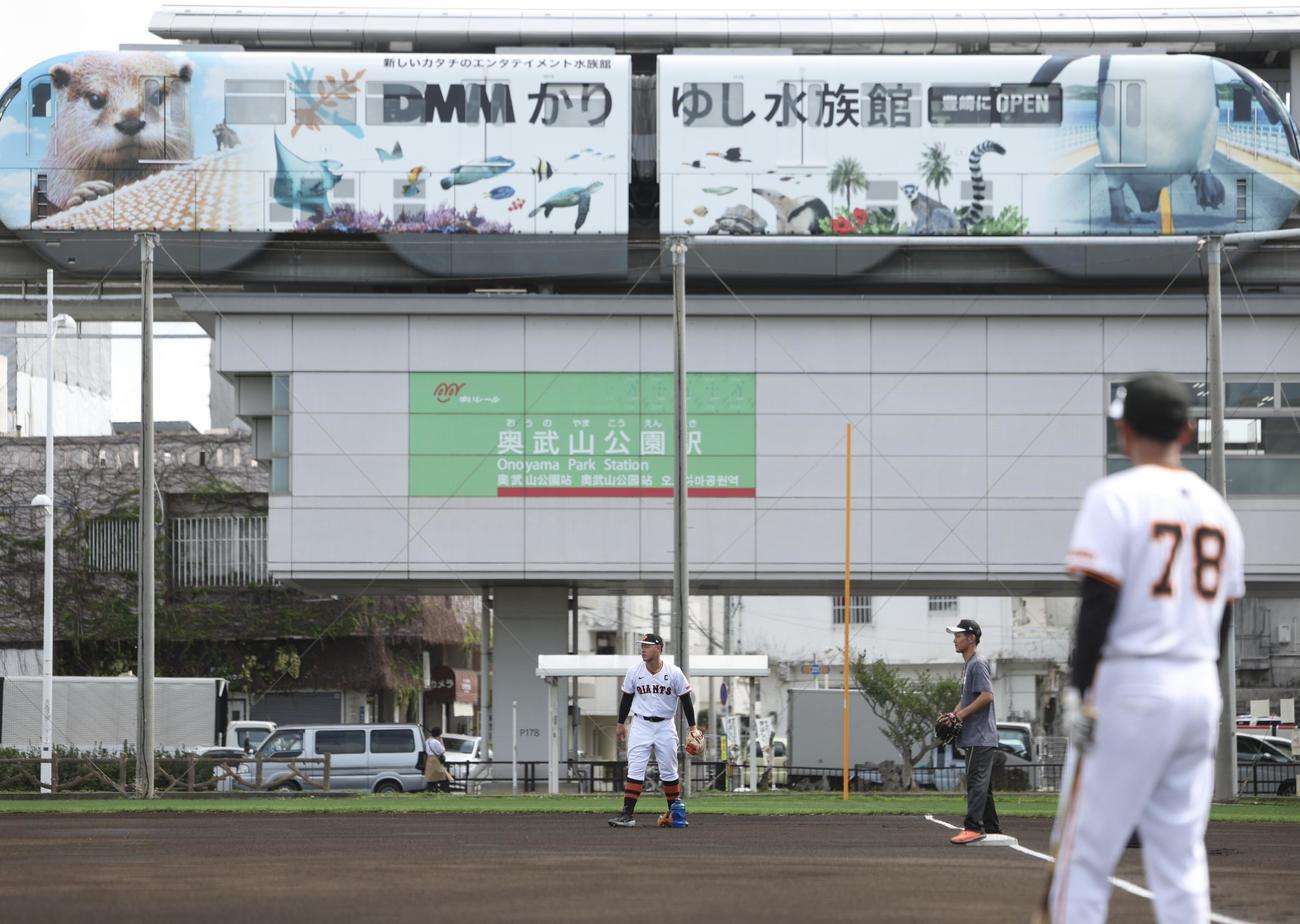 奥武山公園駅を背に特守する巨人岡本和（後方左）（撮影・河田真司）