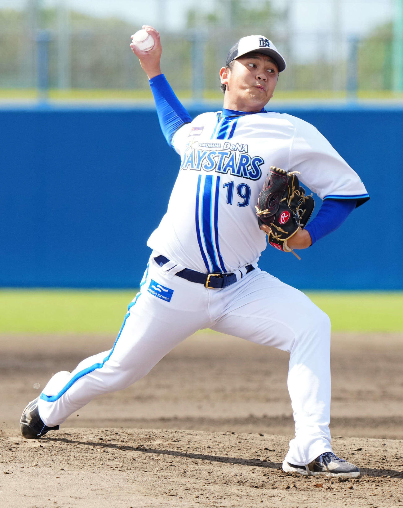 ライブBPで投球するDeNA山崎（撮影・江口和貴）