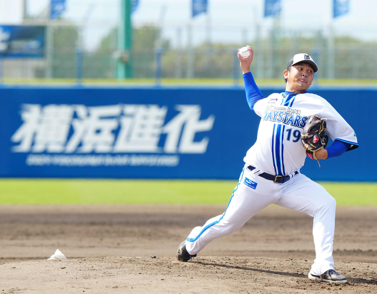 ライブBPで投球するDeNA山崎（撮影・江口和貴）