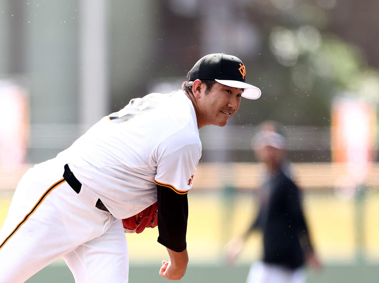 シート打撃でマウンドに上がる巨人菅野（撮影・河田真司）