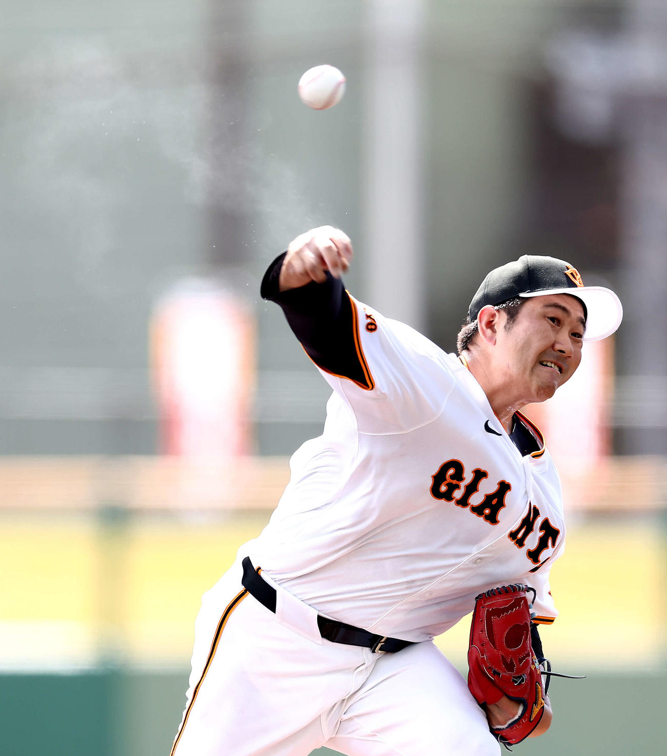 シート打撃でマウンドに上がる巨人菅野（撮影・河田真司）
