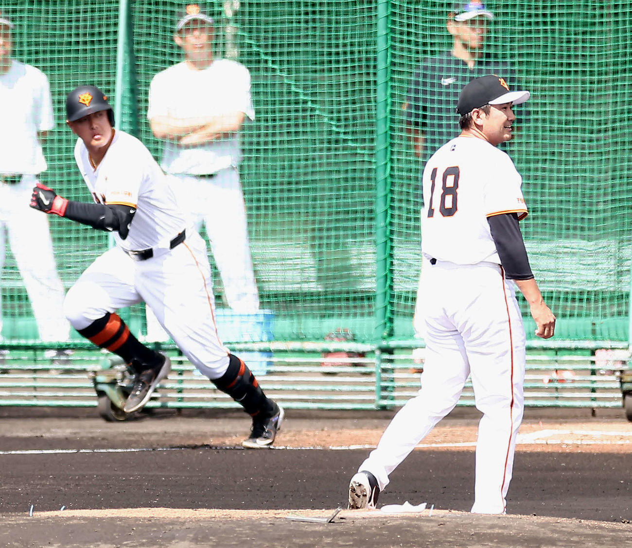 シート打撃で、岡本和（左）に内野安打を浴びる菅野（撮影・河田真司）
