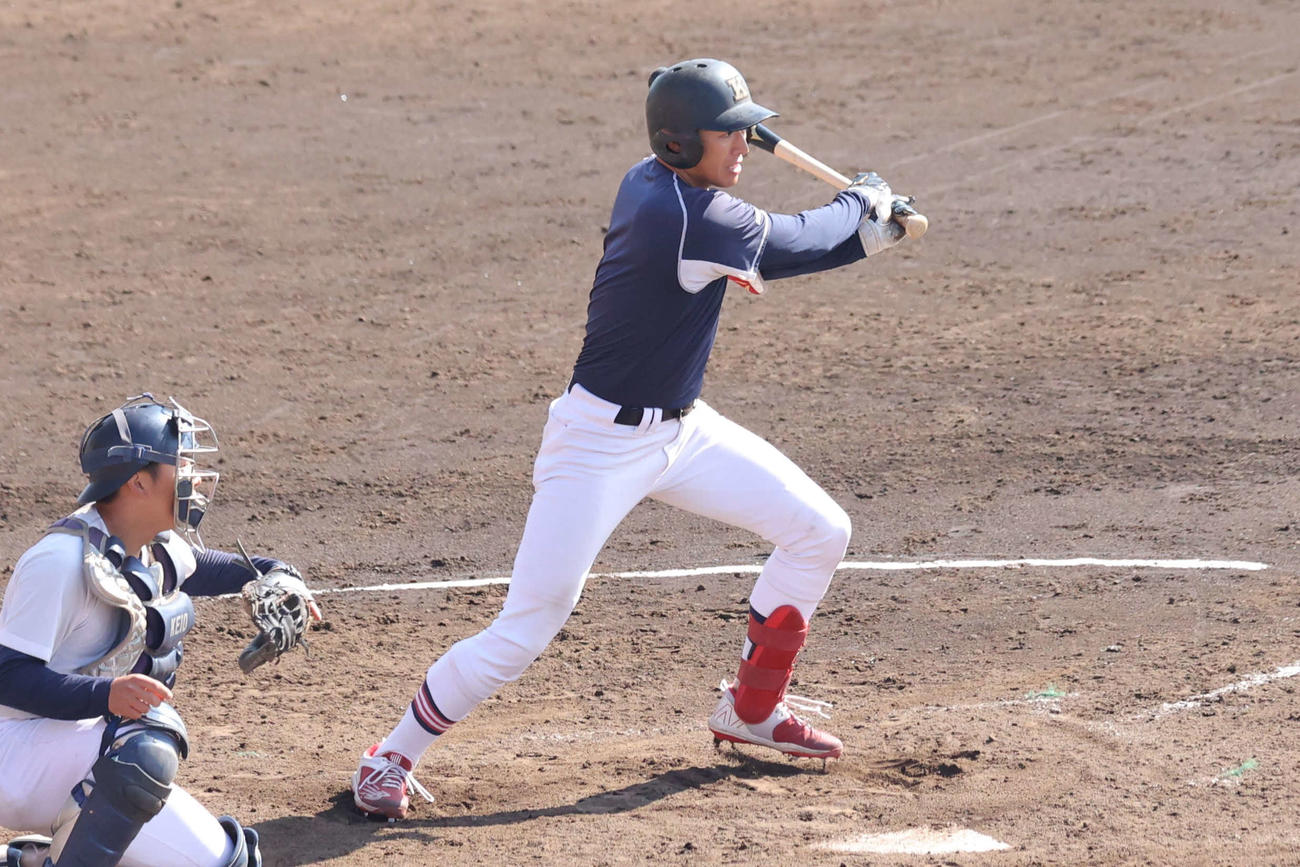 18日、今季初の紅白戦の5回1死一、三塁から三失で出塁した慶大・清原