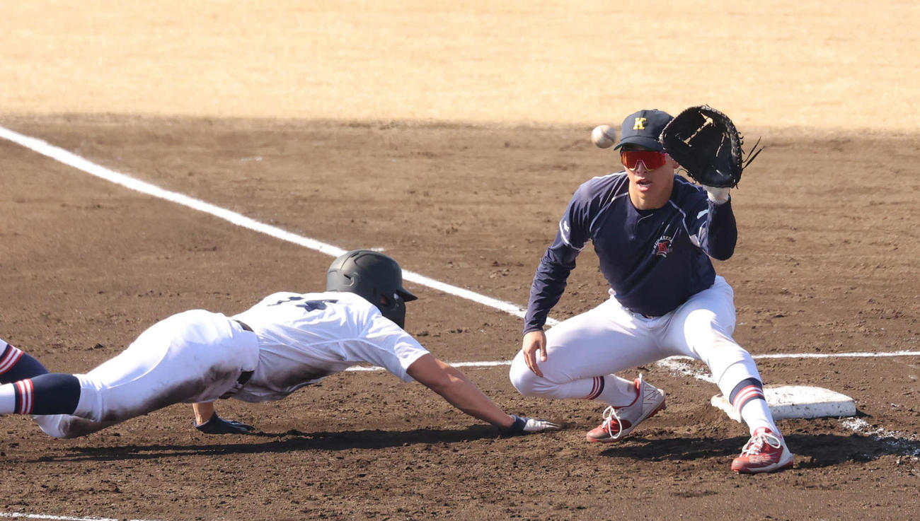 18日、今季初の紅白戦で一塁の守備に就く慶大・清原（右）