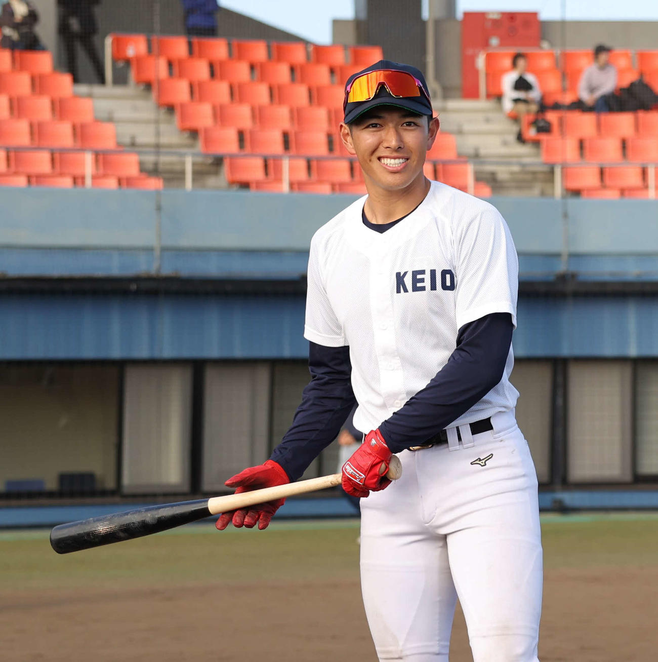 18日、野球教室でトスバッティングを披露した慶大・清原（撮影・青山麻美）