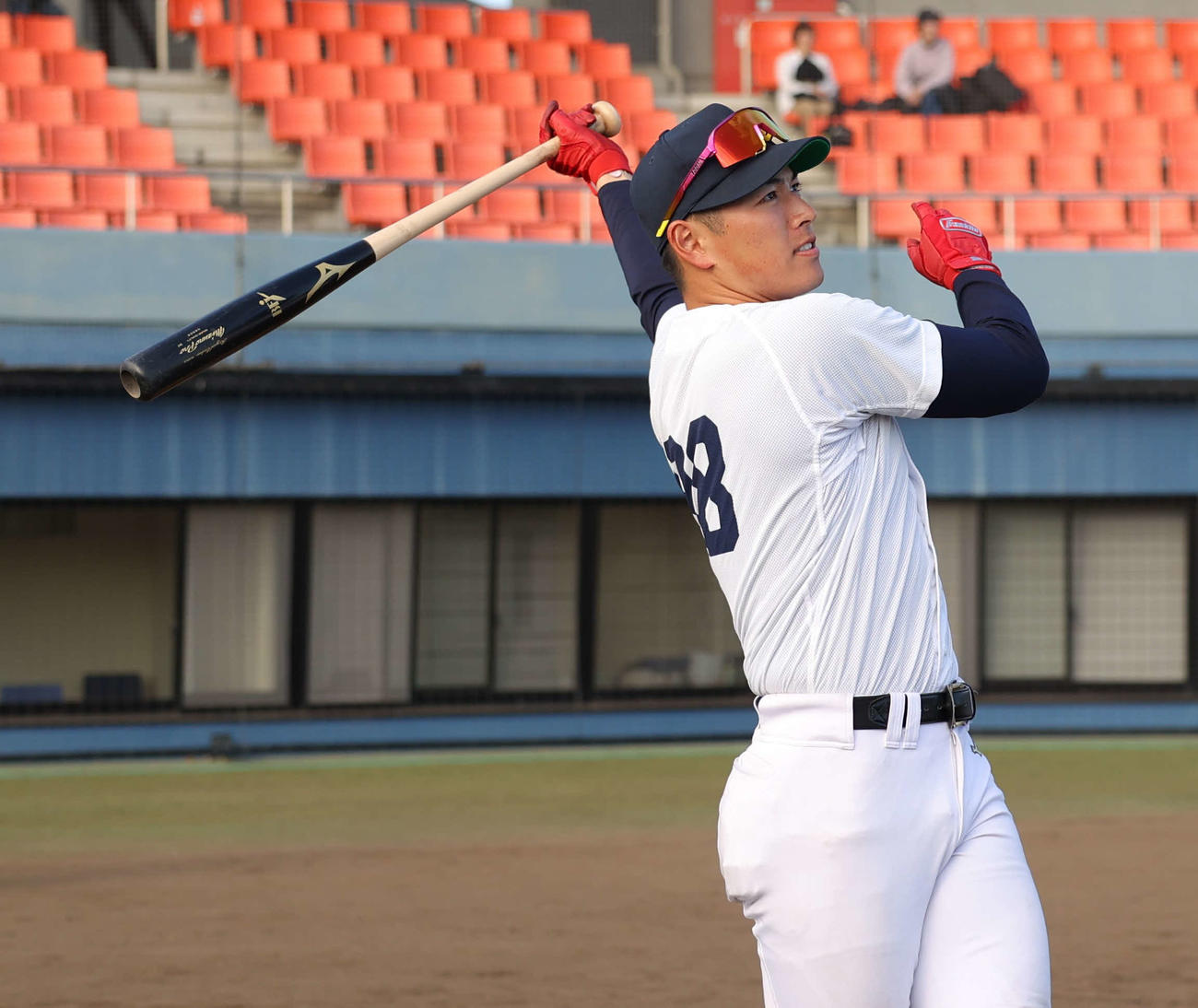 18日、野球教室でトスバッティングを披露する慶大・清原（撮影・青山麻美）
