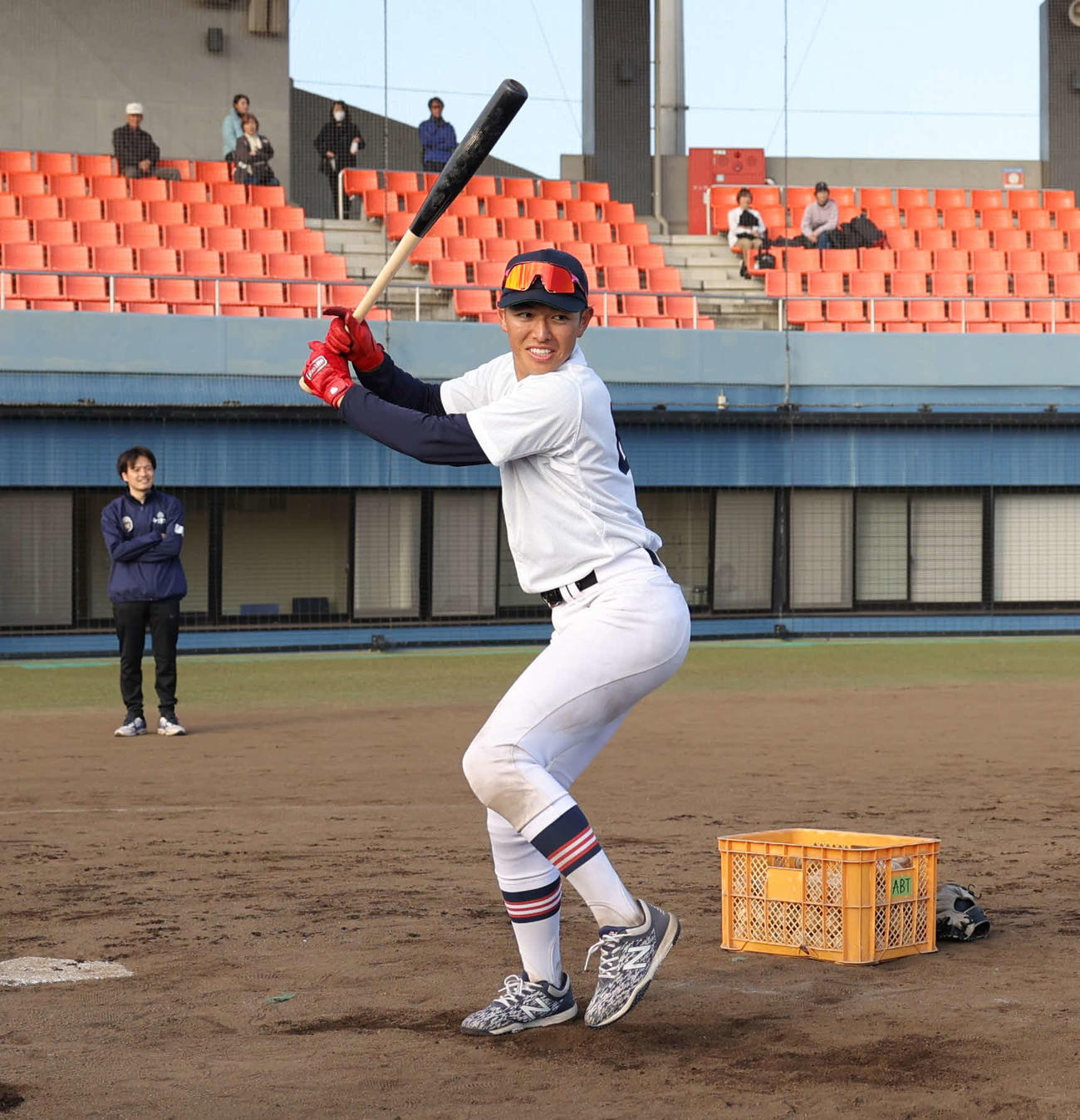 18日、野球教室でトスバッティングを披露する慶大・清原（撮影・青山麻美）