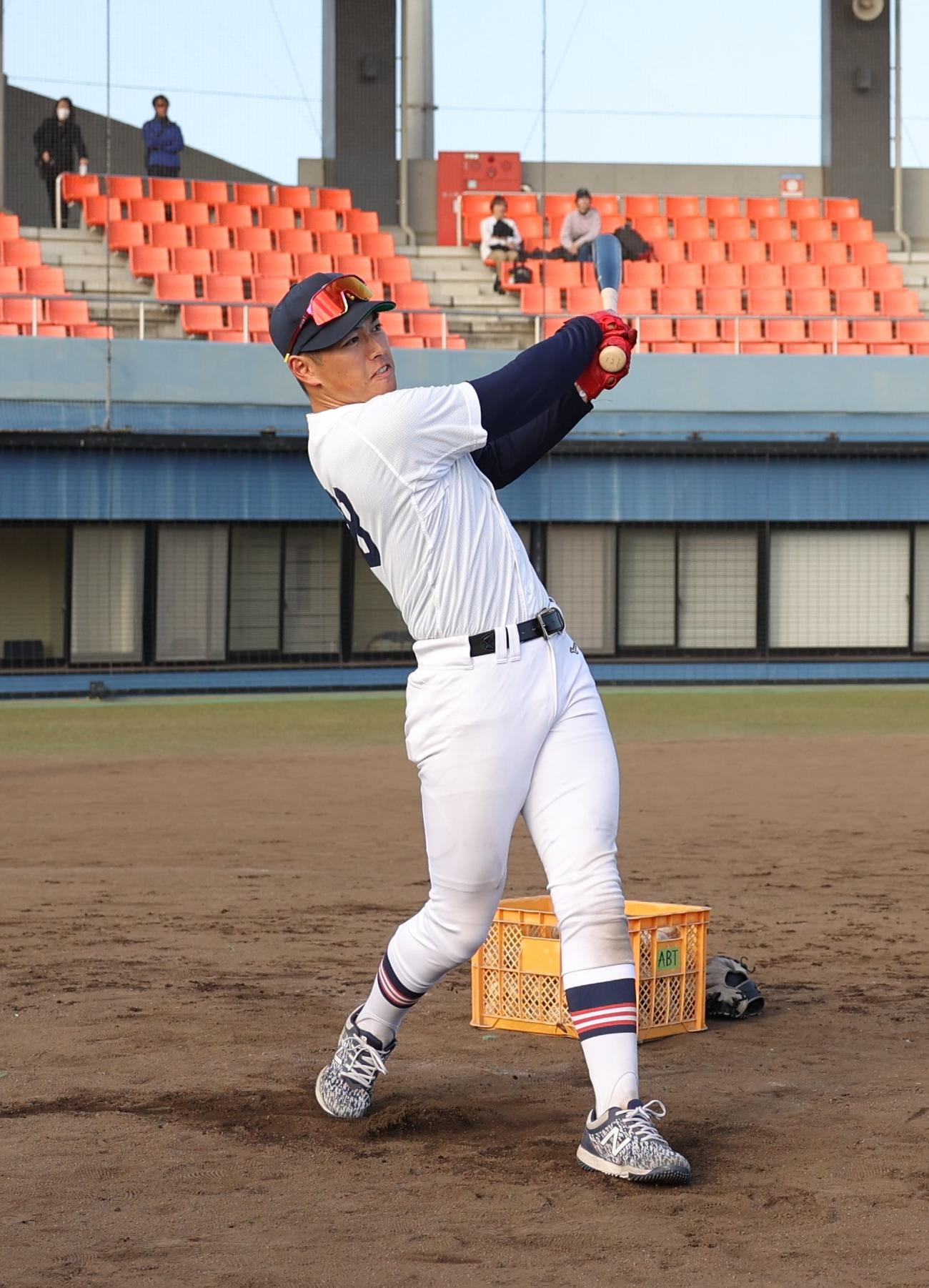 野球教室でトスバッティングを披露する慶大の清原（撮影・青山麻美）
