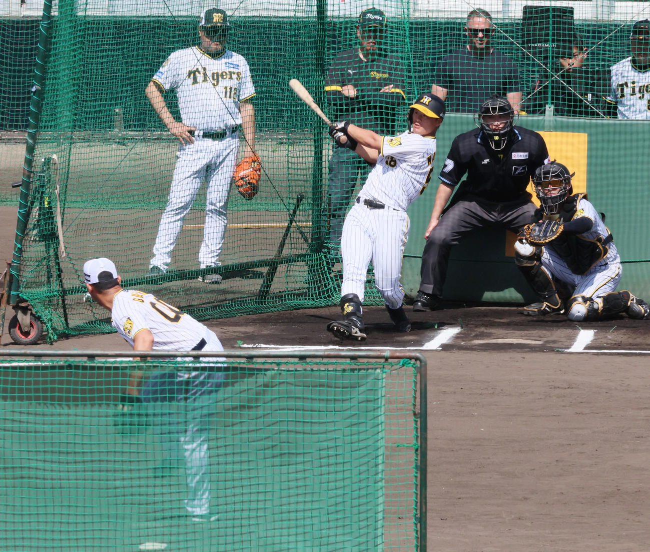 打撃投手でゲラから本塁打を放つ前川（撮影・加藤哉）