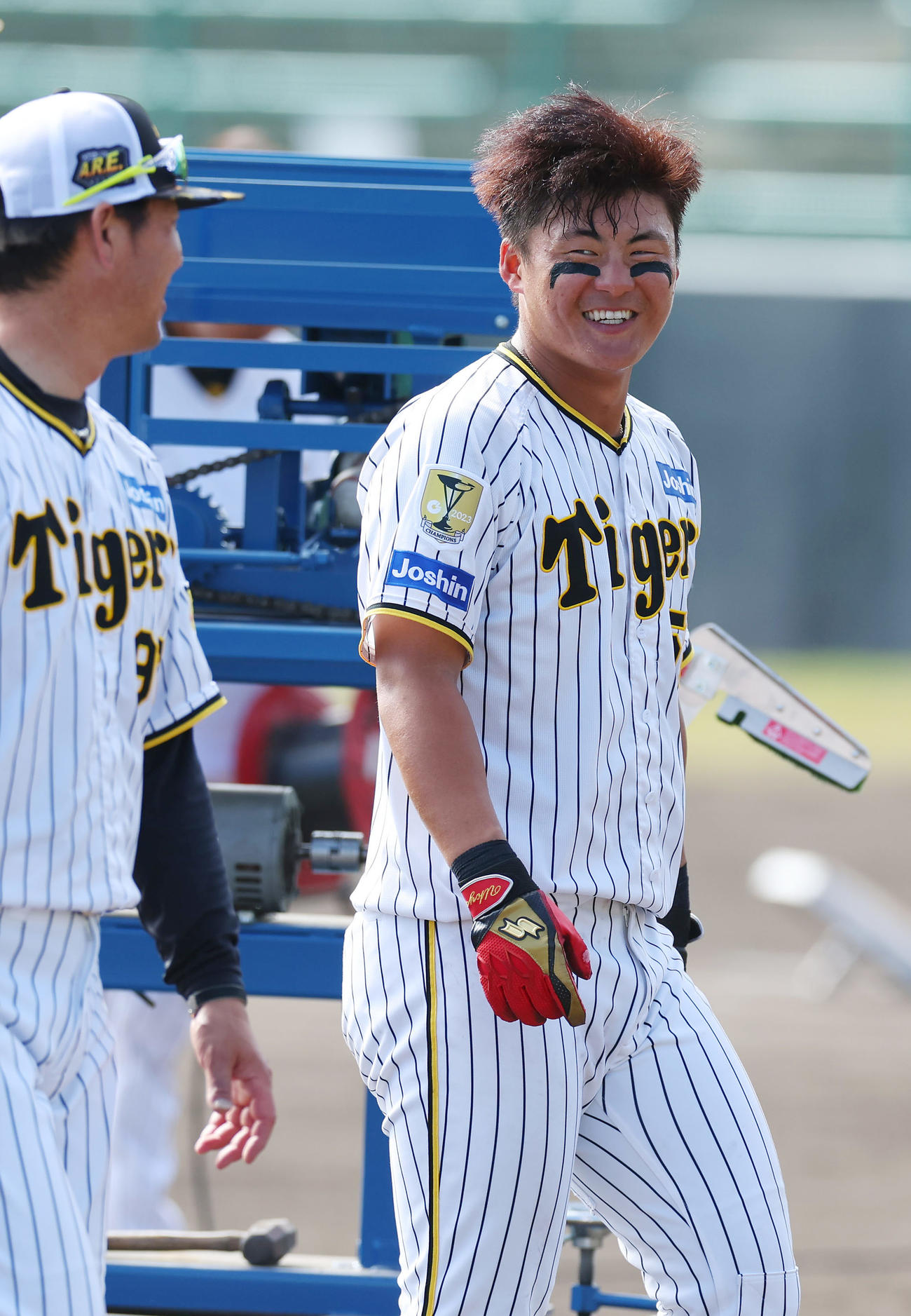 練習を終え、阪神筒井コーチ（左）と言葉を交わし笑顔を見せる前川（撮影・前田充）