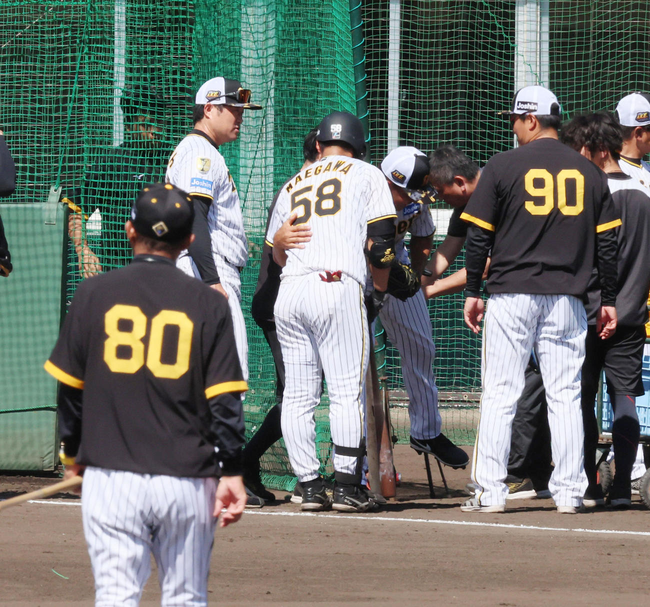 打撃投手で登板したゲラは対戦した前川(左）とハグ（撮影・加藤哉）