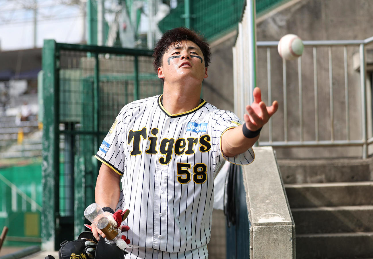 スタンドのファンにボールを投げる阪神前川（撮影・前田充）