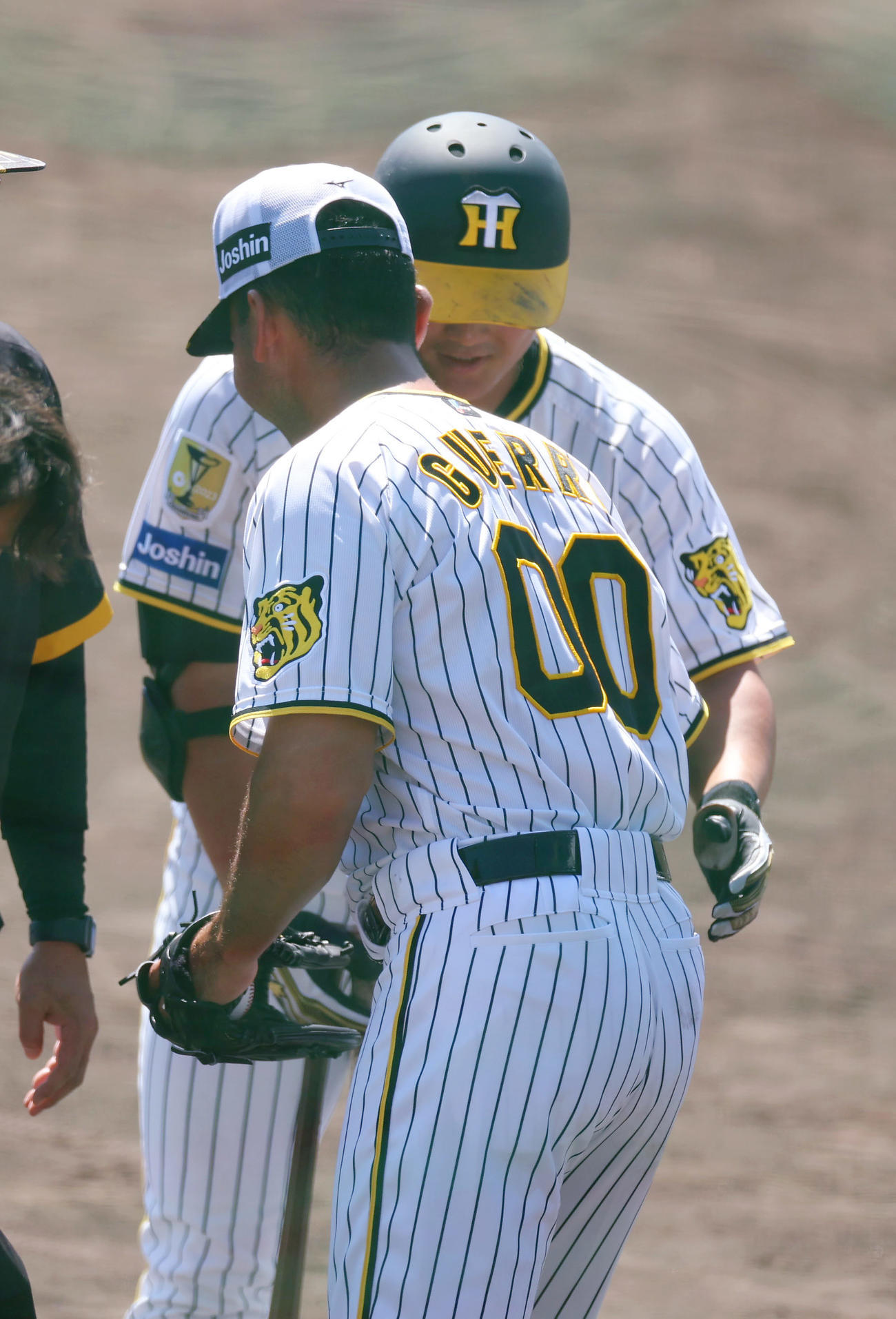 フリー打撃を言葉を交わす阪神ゲラ（手前）と前川（撮影・前田充）