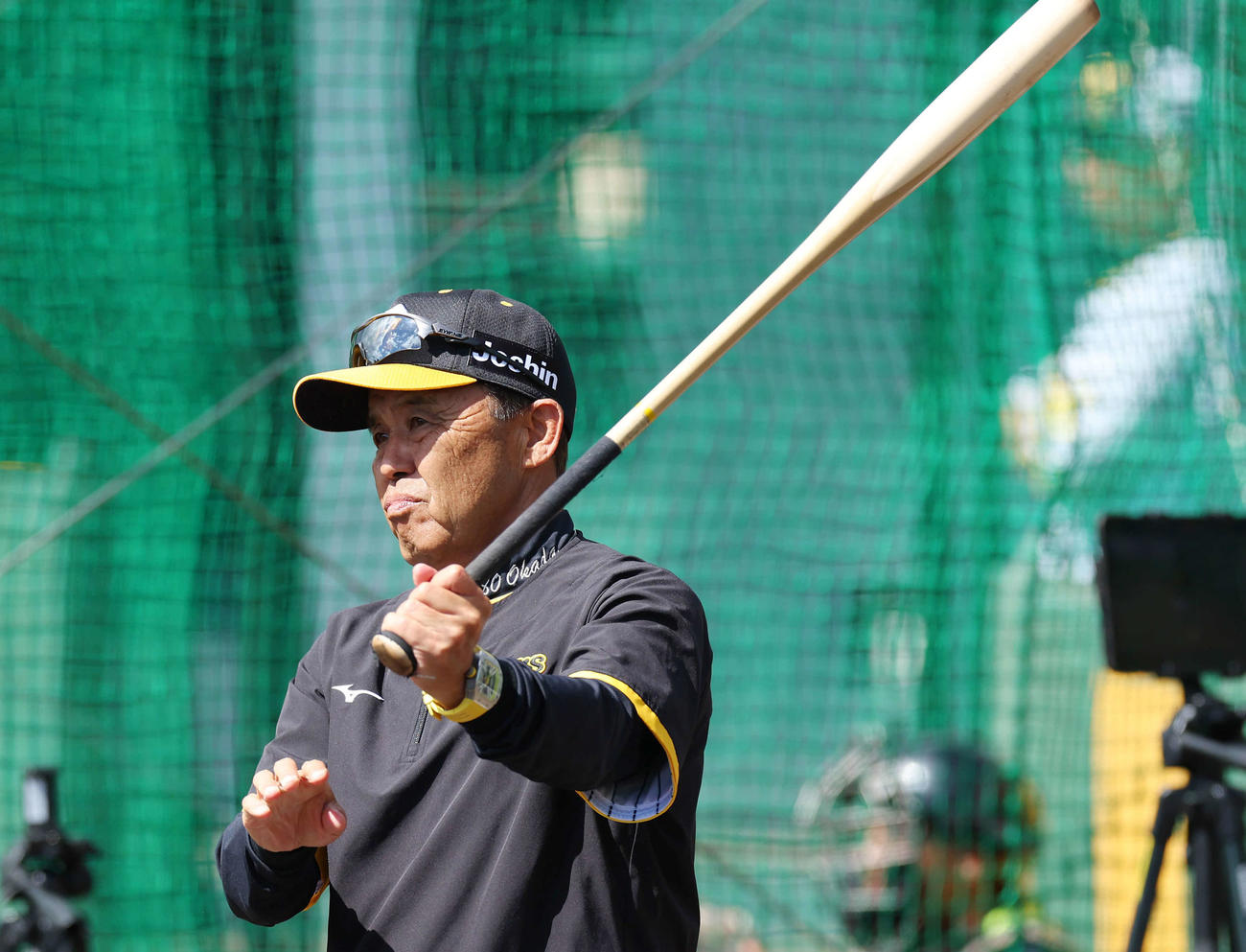 ノックバットで素振りする阪神岡田監督（撮影・前田充）