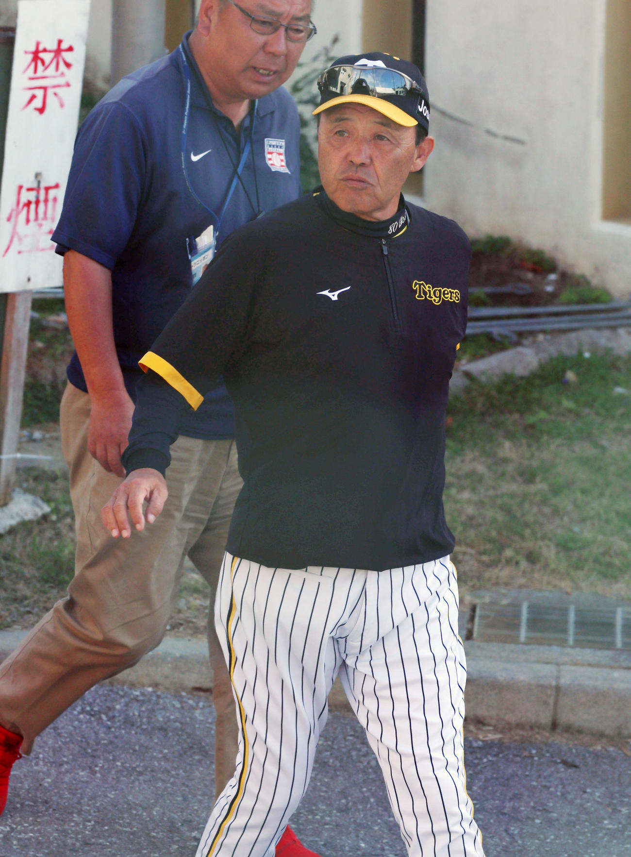 球場に到着しファンからの声援に応える岡田監督（撮影・加藤哉）