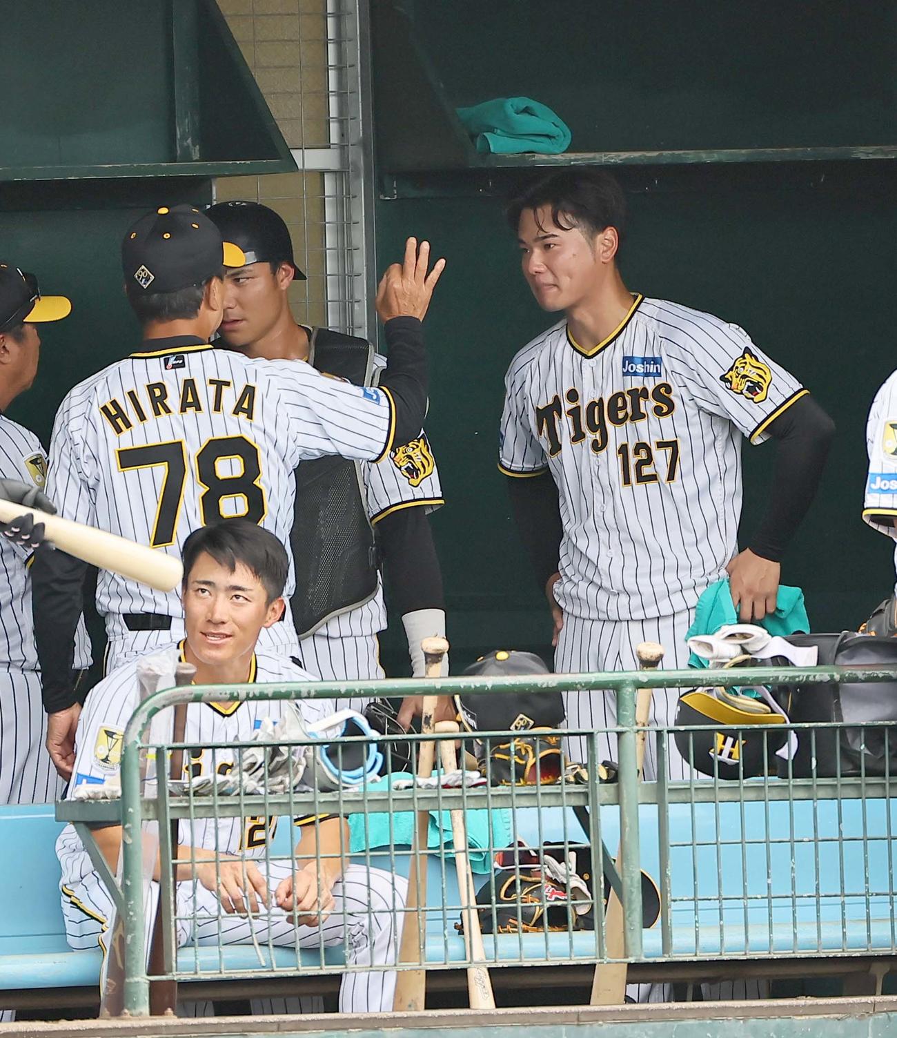 阪神対サムスン　サムスン打線を3回無失点に抑えた川原（右）にグーサインを出す平田ヘッドコーチ（撮影・上田博志）