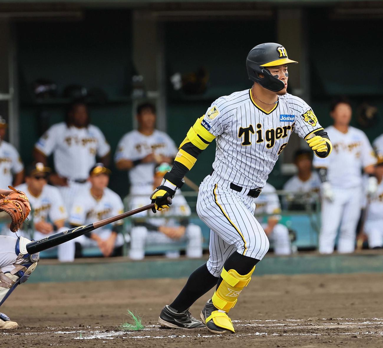 阪神対サムスン　2回裏阪神無死、佐藤輝は右前打を放つ（撮影・上田博志）