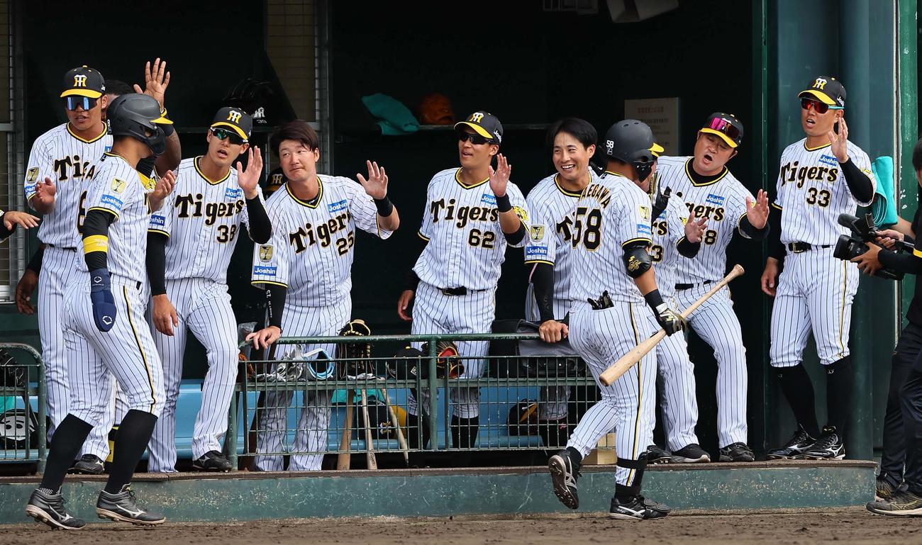 阪神対サムスン　2回裏阪神2死三塁、右越えに先制2点本塁打を放った前川（右から3人目）をハイタッチで出迎えるナイン（撮影・上田博志）