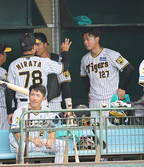 阪神対サムスン　サムスン打線を3回無失点に抑えた川原（右）にグーサインを出す平田ヘッドコーチ（撮影・上田博志）