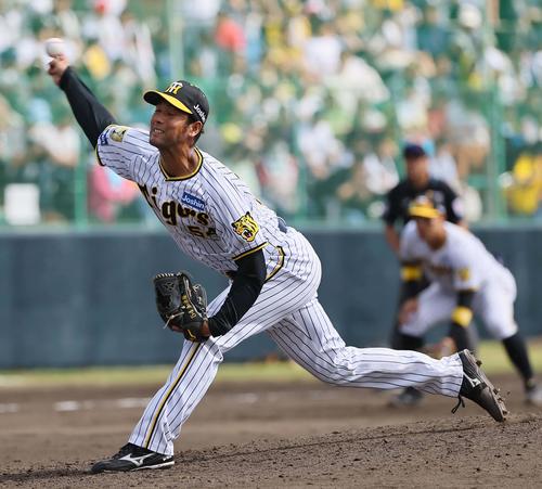 阪神対サムスン　阪神3番手の加治屋（撮影・上田博志）