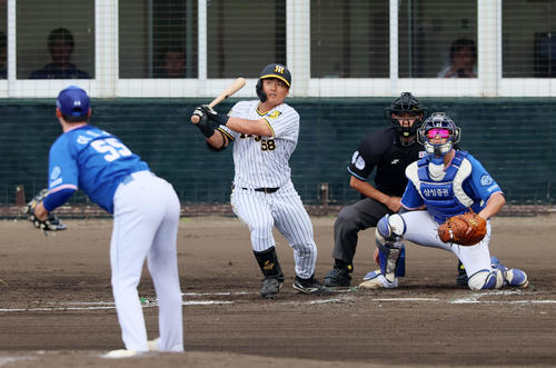 練習試合　阪神対サムスン　2回裏阪神2死三塁、前川は右越え2点本塁打を放つ。投手はイ・ホソン（撮影・加藤哉）