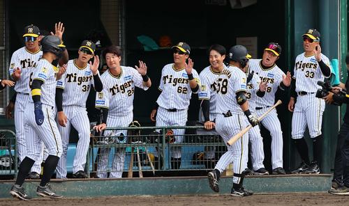 阪神対サムスン　2回裏阪神2死三塁、右越えに先制2点本塁打を放った前川（右から3人目）をハイタッチで出迎えるナイン（撮影・上田博志）