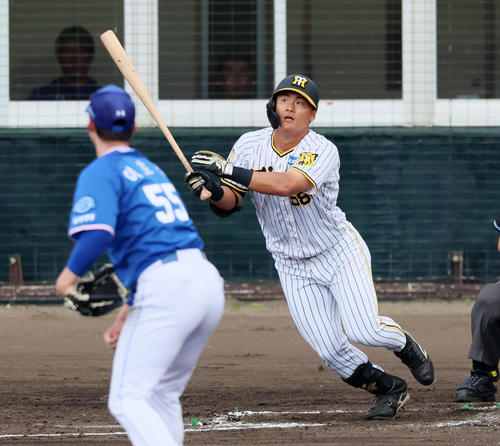 練習試合　阪神対サムスン　2回裏阪神2死三塁、前川は右越え2点本塁打を放つ。投手はイ・ホソン（撮影・加藤哉）