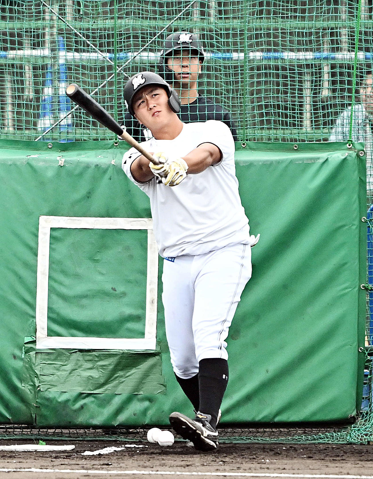 フリー打撃で本塁打を放つロッテ山口（2024年2月10日撮影）