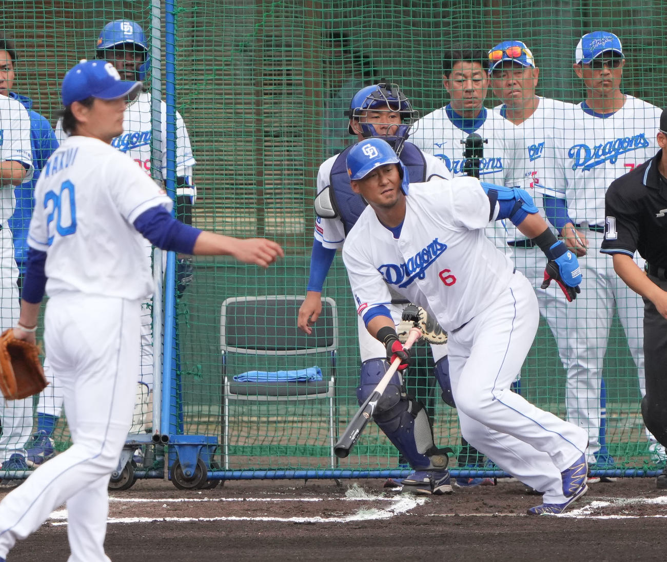 シート打撃練習で涌井から左前安打を放つ中田（手前・右）（撮影・森本幸一）