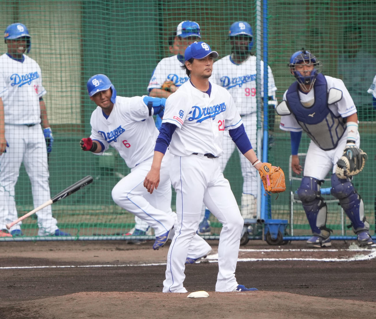 シート打撃練習で中田に左前安打を打たれる涌井（手前）（撮影・森本幸一）