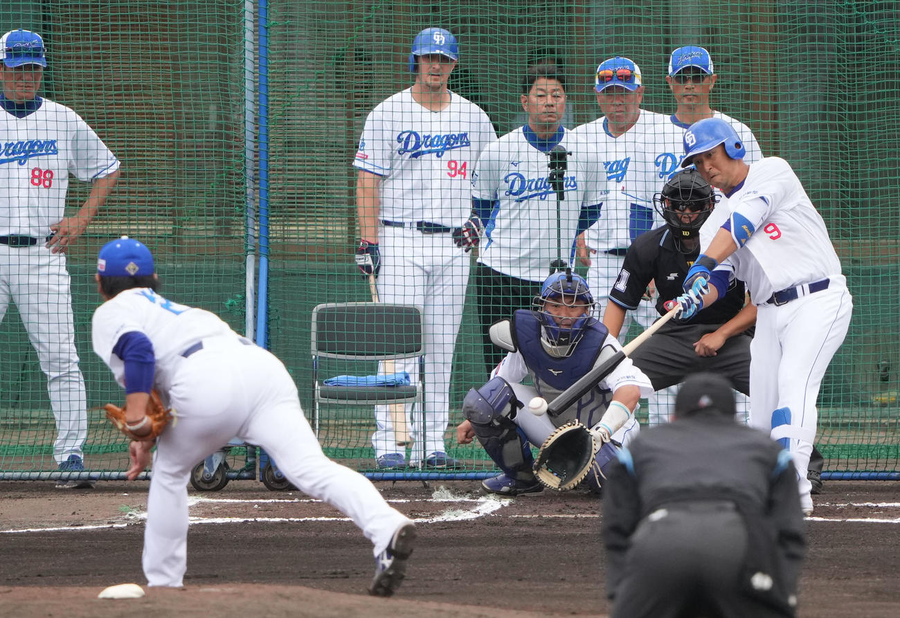シート打撃練習で涌井にニゴロ併殺打に倒れる中島（右）（撮影・森本幸一）