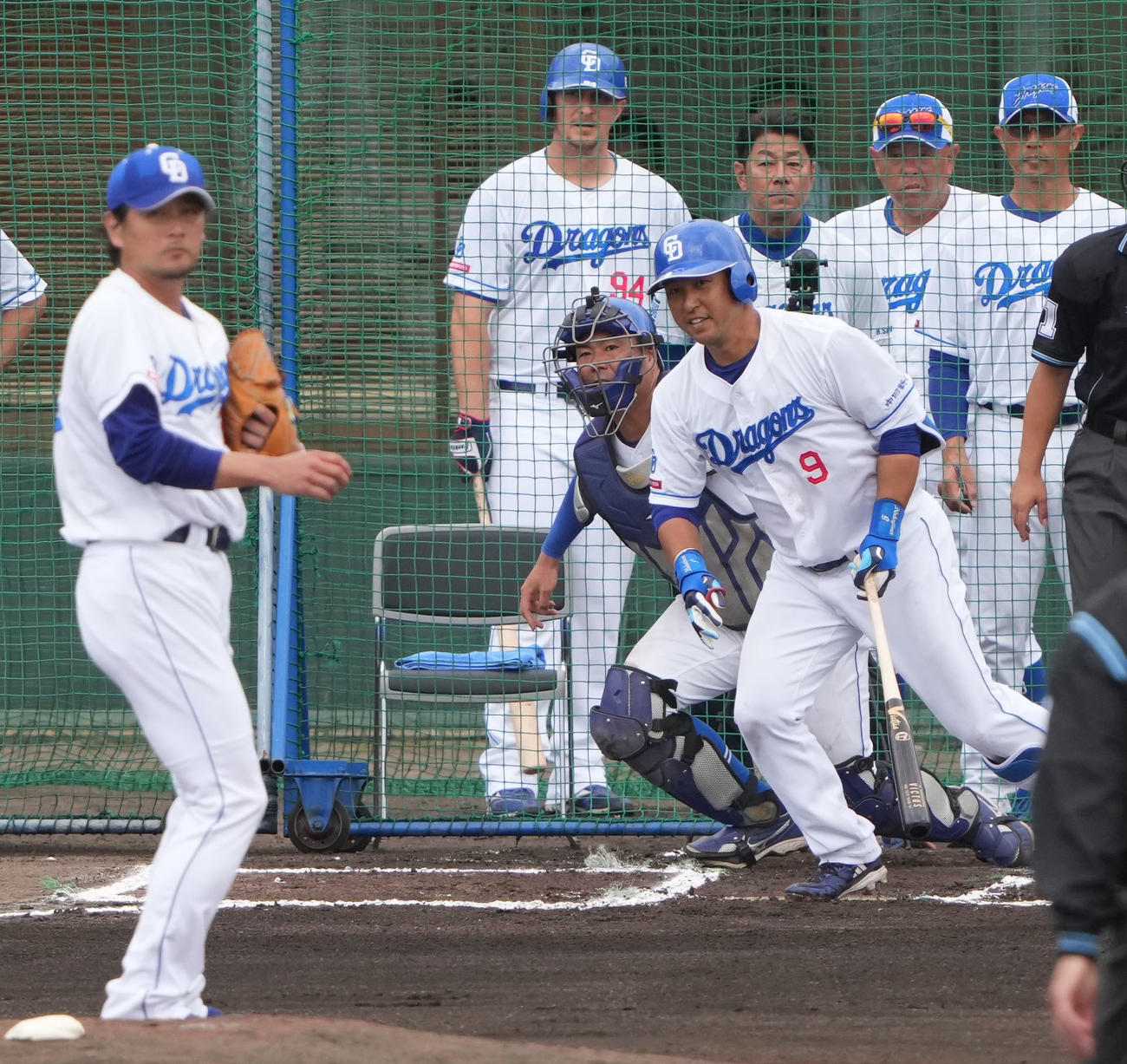 シート打撃練習で涌井にニゴロ併殺打に倒れる中島（右から4人目）（撮影・森本幸一）